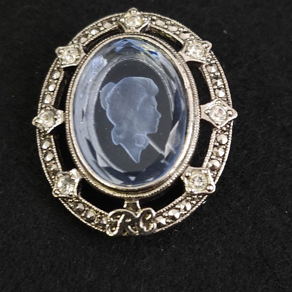 Avon Jewelry - Nice Vintage 1998-99 Avon Presidents Recognition Pin w‎ Blue Glass Cameo RC